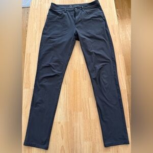 Men’s Vuori Dark Grey Meta Pant slim fit waist size 28